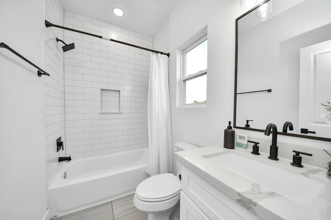 Building Photo - 3004 Holman St