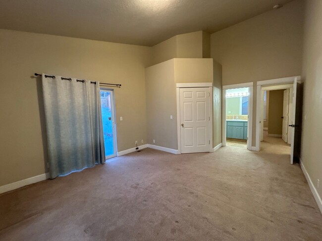 Building Photo - 3 Bedroom / 2 Bathroom House in Prineville...