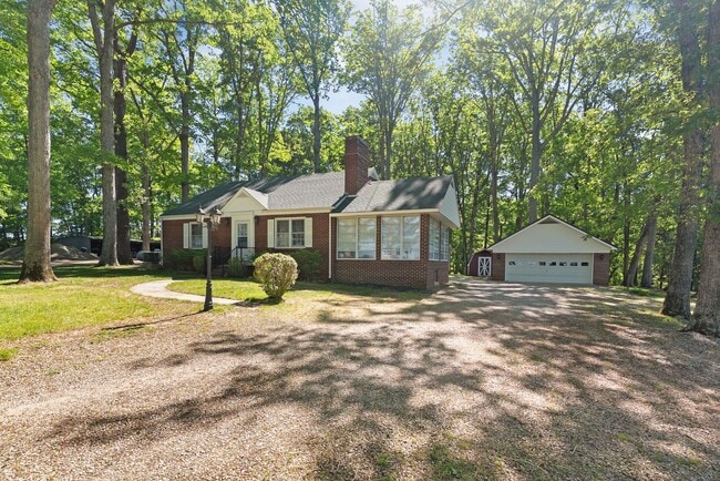 Building Photo - Brick 2-Bedroom Home Close to Farmville an...
