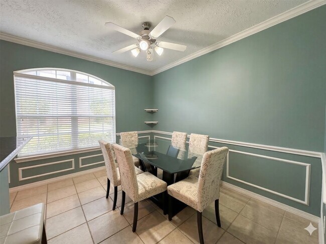 Building Photo - 3410 Skyline Village Dr