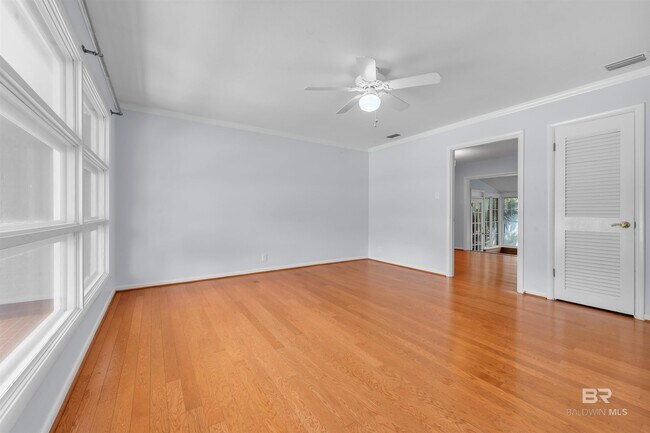 Building Photo - 252 South Dr