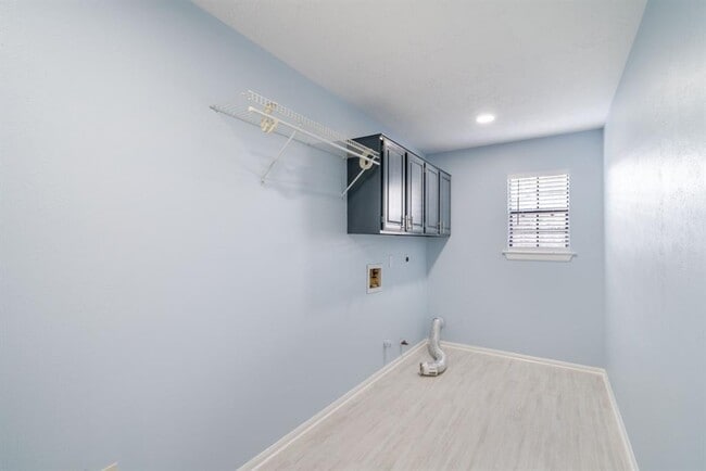 Building Photo - 4330 Heathfield Dr