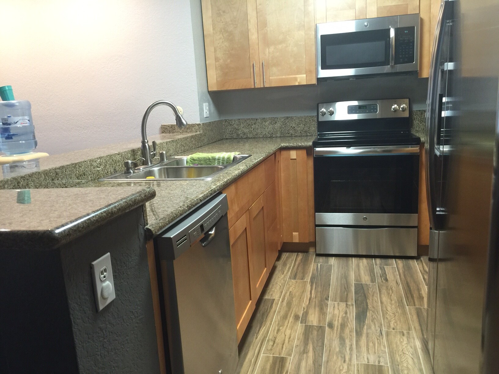 Stainless steel appliances - 9249 Village Glen Dr