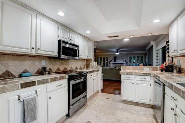 Building Photo - 20 Via Lago