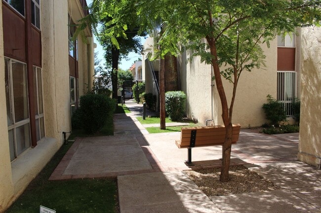 Building Photo - Upstairs 1 bedroom in Fairmont Gardens Com...