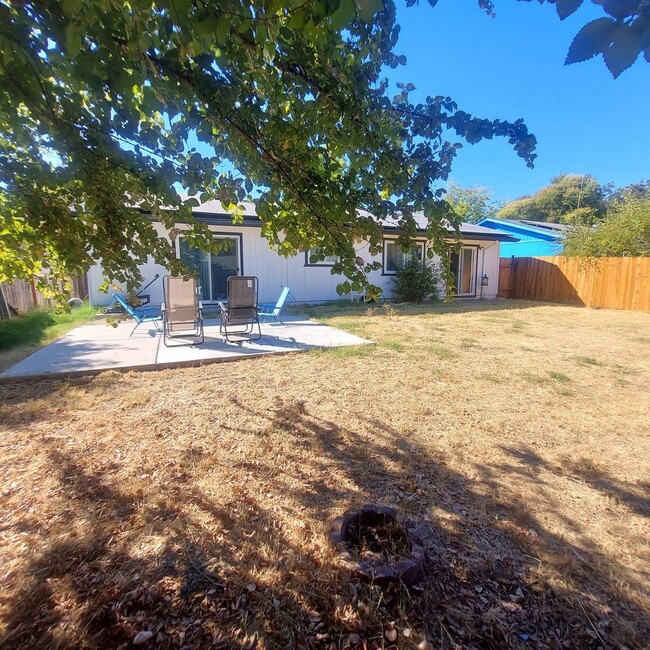 Building Photo - Orangevale 4 bedroom, 2 bath Ranch style h...