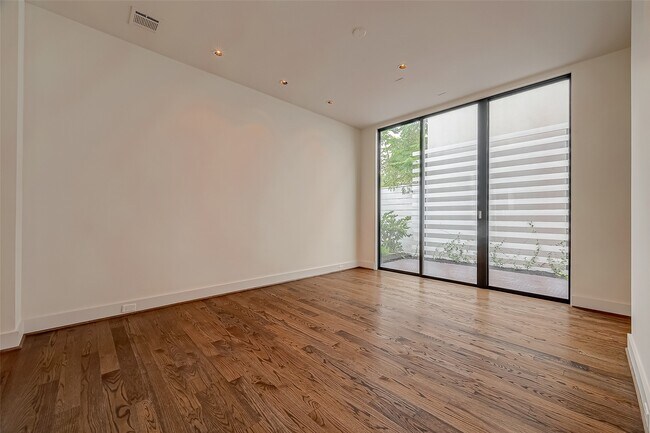 Building Photo - 2114 Potomac Dr