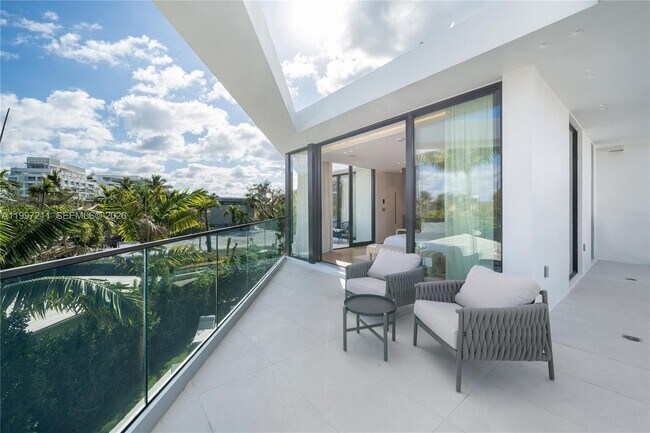 Building Photo - 1045 W 47th Ct