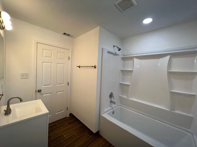 Building Photo - 3bd/1ba unit and NEWLY remodeled!!
