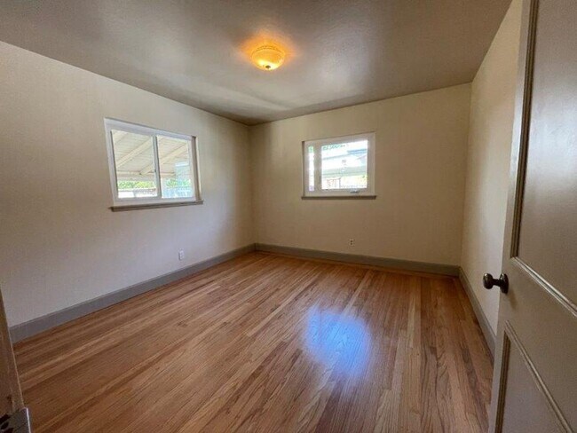 Building Photo - Tahoe Park 2 Bedroom