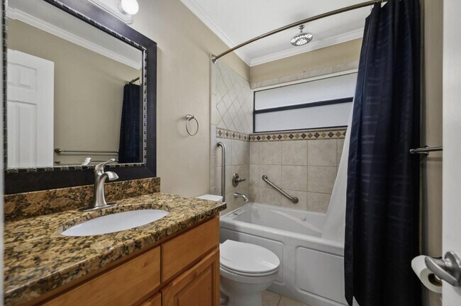 Building Photo - 402 Lakewood Ct