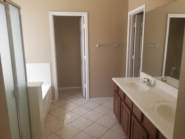Building Photo - Beautiful spacious 3 b 2 bth 1834 sq ft home