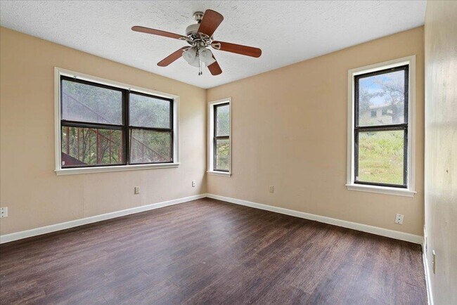 Building Photo - 908 N LBJ Dr