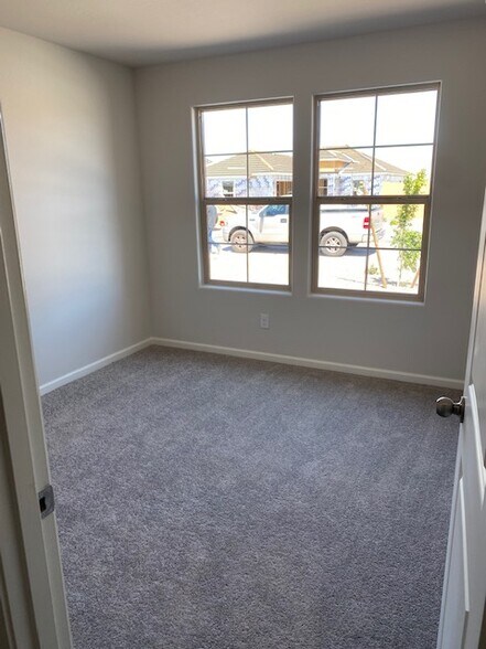 Building Photo - 797 S Silvercreek Ln