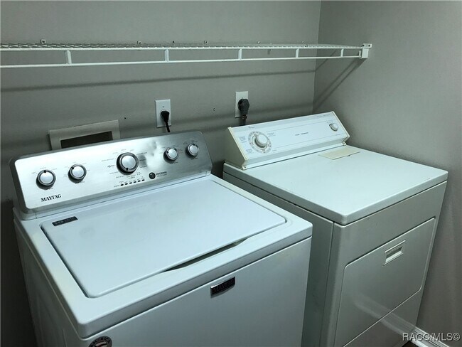 Building Photo - 2595 N Brentwood Cir