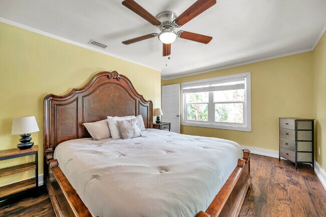 Building Photo - Fully Furnished Pool Home | Flexible Lease...