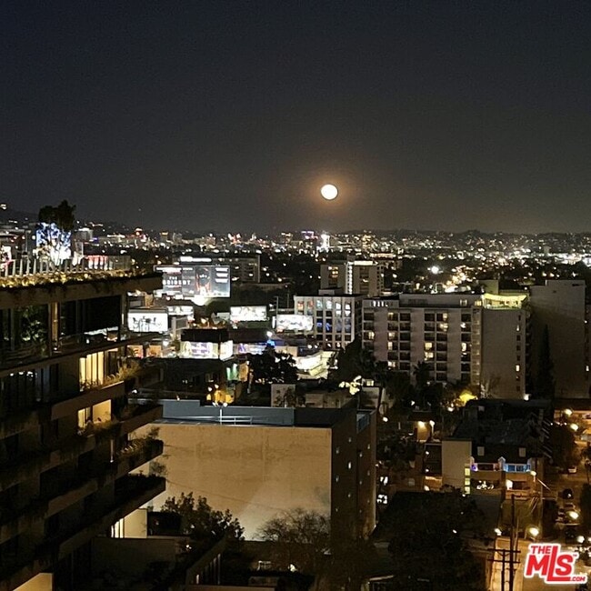 Building Photo - 999 N Doheny Dr