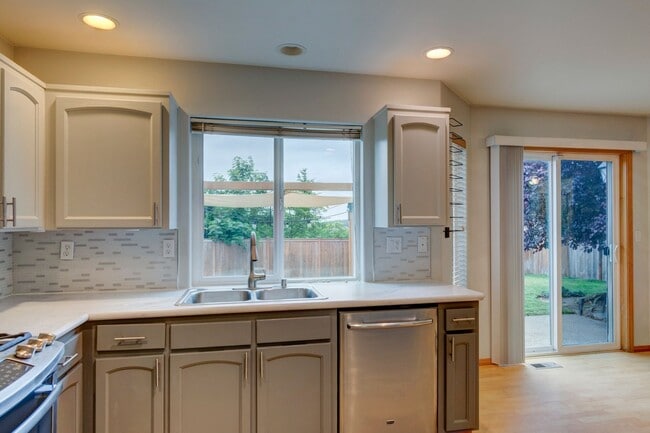Building Photo - Stunning 4 Bedroom, 2.5 Bathroom Home With...