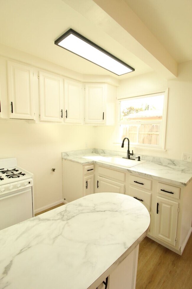 Building Photo - Midtown Ventura Studio with Great Amenities!