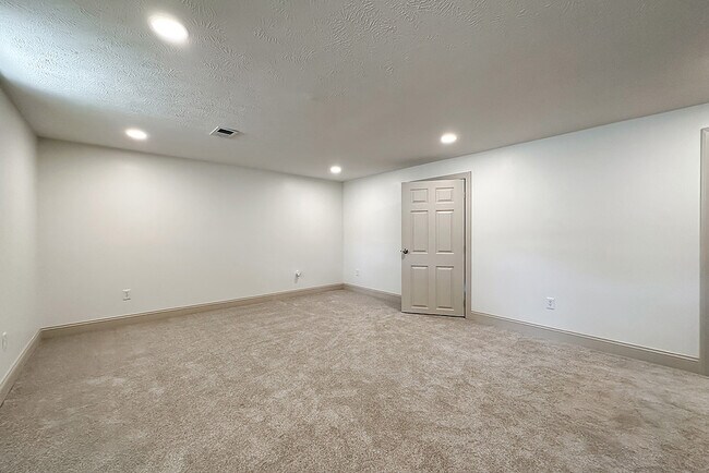 Building Photo - 922 N 122nd St