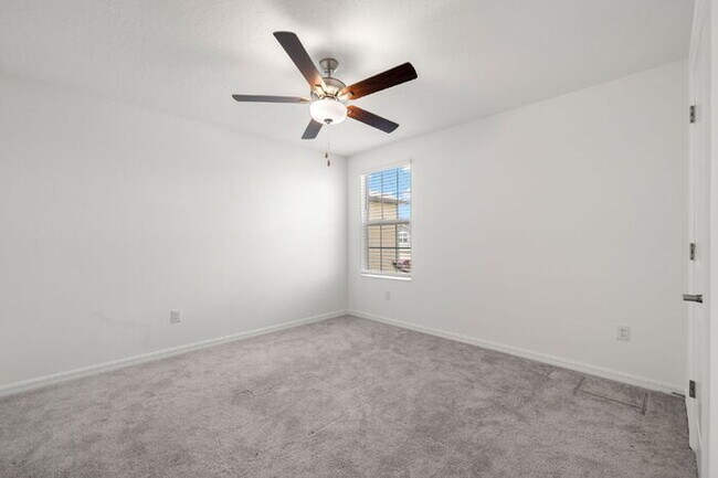 Building Photo - LIKE NEW Home For Rent in Zephyrhills!