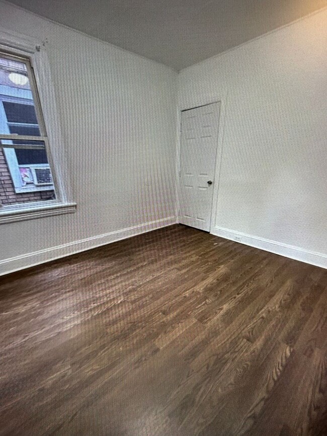 Building Photo - Large Victorian Style House