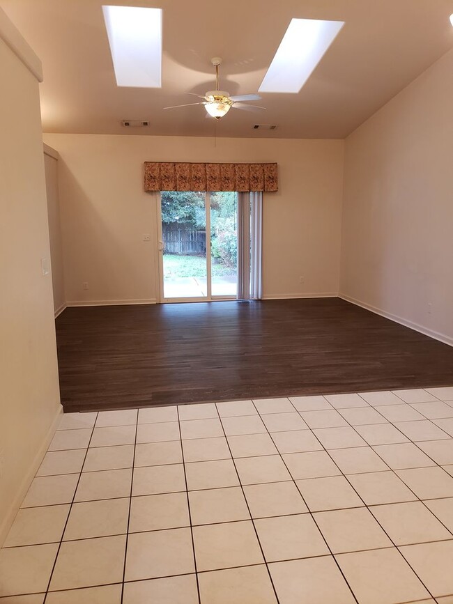 Building Photo - 881 Cally Ct