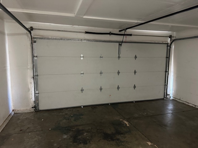 Building Photo - Modesto 5 Bedroom 3 Bathroom with a Pool