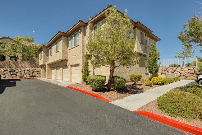 Building Photo - FULLY FURNISHED 2 BEDROOM CONDO IN THE NW WITH ATTACHED 2 CAR GARAGE