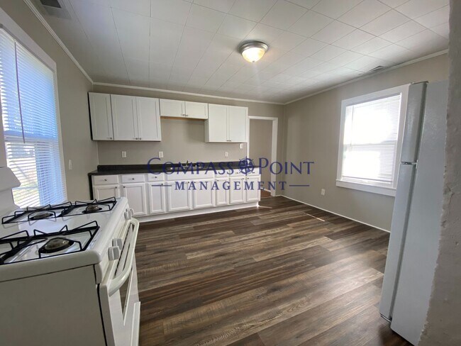 Building Photo - Spacious 1 bedroom and 1 bath house! FIRST MONTH RENT FREE!!!