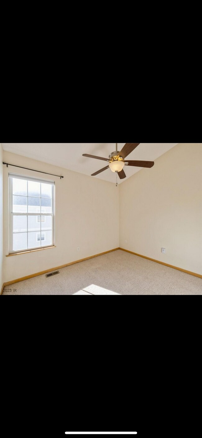 Building Photo - 15220 Greenbelt Dr