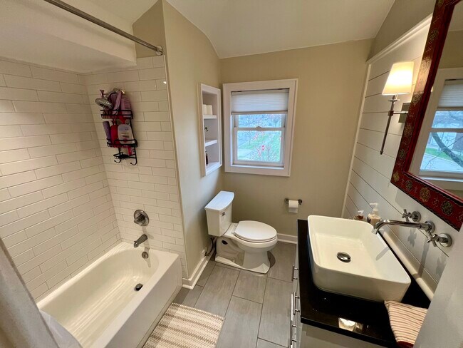 Building Photo - 246 Washington Ave