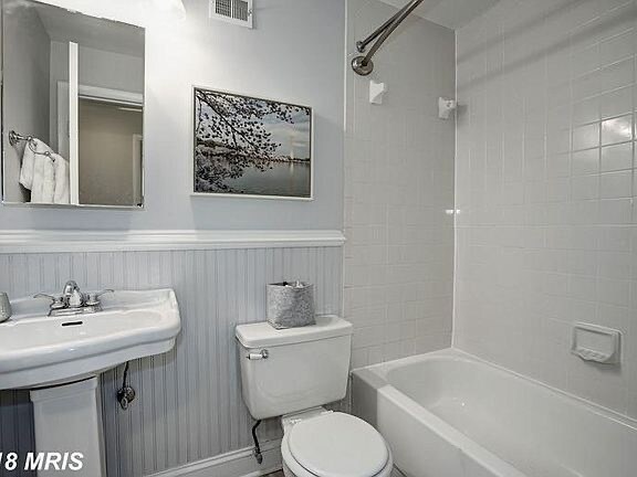 Building Photo - 629 Constitution Ave NE