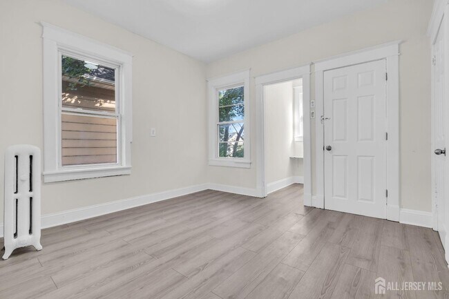 Building Photo - 375 Delavan St