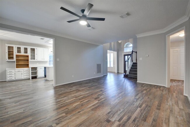 Building Photo - 539 W North Hill Dr