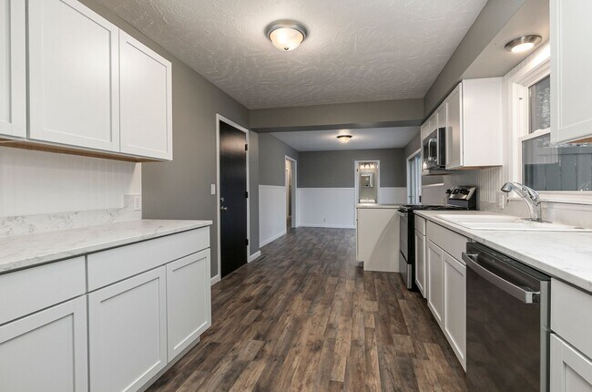 Building Photo - SOUTH SPRINGFIELD HOME (Kickapoo and Cherokee Schools) -- 3 Bed | 1.5 Bath | 2 Car Garage -- LARG...