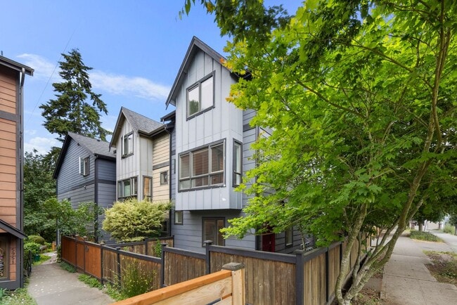 Building Photo - West Seattle - Large Bright 2 Bedroom 1.75 bath Delridge Townhouse