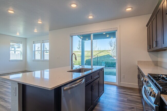 Building Photo - "READY NOW! 3-Bed PLUS Office-Townhouse Retreat in Eagle, ID – Spacious Living with 2.5 Baths!"