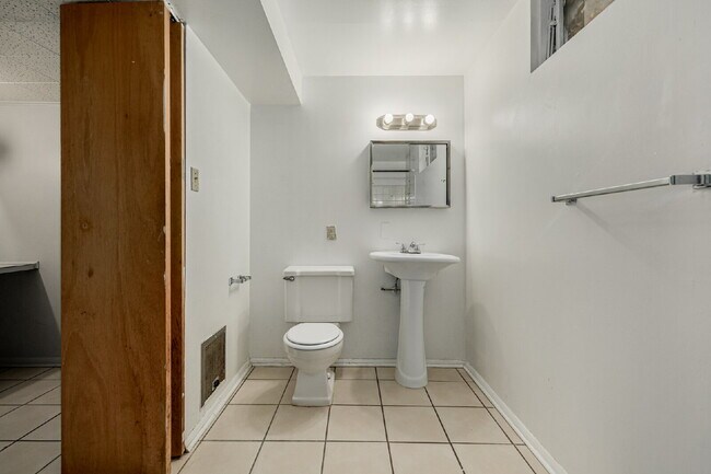 Building Photo - Great 3 Bed 3 Bath Hilltop Home for rent.