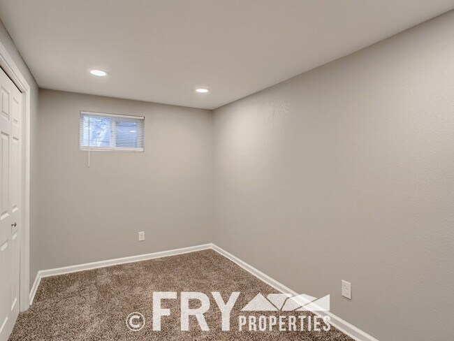 Building Photo - Renovated Harvey Park home