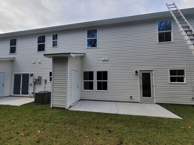 Building Photo - Welcome to our townhouse in the beautiful location of Leland, NC.