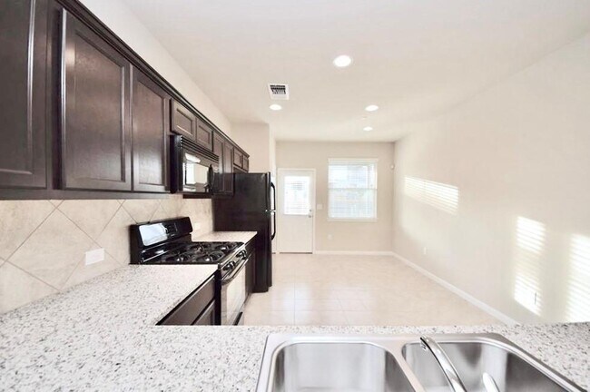 Building Photo - 2880 Donnell Dr