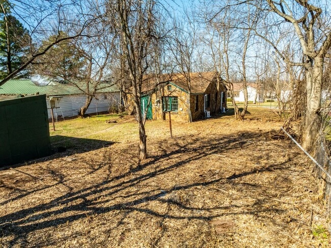 Building Photo - Freshly Updated House