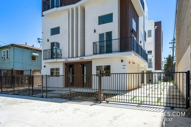 Building Photo - Beautiful Modern Duplex in the heart of No...