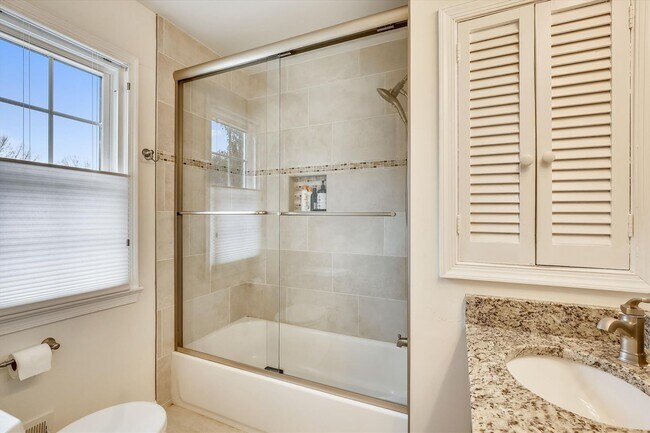 Building Photo - Fabulous 5BR 2.5BA Located in Close in Roc...