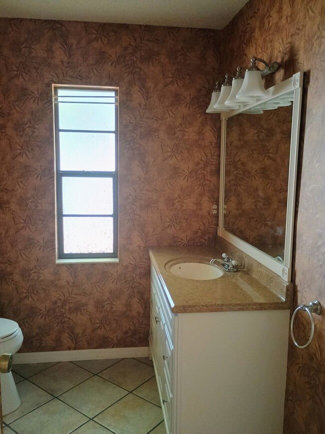 Building Photo - 2 bedroom 2 bathroom home with a screened in porch