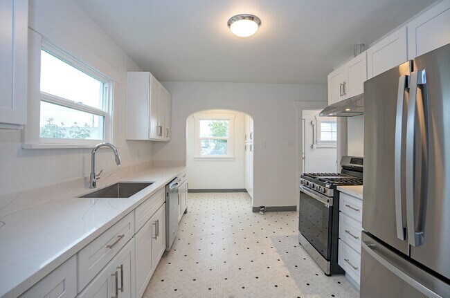 Building Photo - 4 Bedroom Craftsman Style House in Tacoma