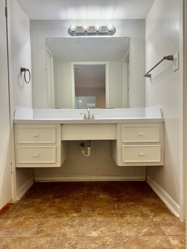 Building Photo - 2006 Sul Ross St