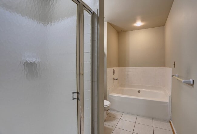 Building Photo - 3BD/2.2BA Fabulous End-Unit Townhome in Columbia