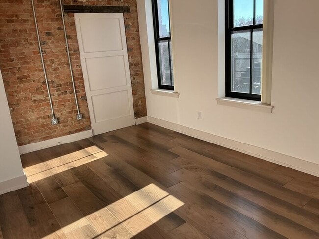 Building Photo - 26 W 15th St